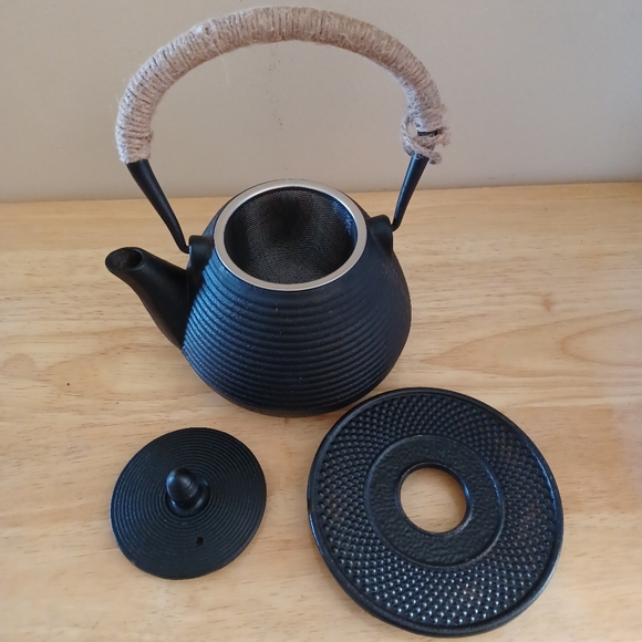 Cast Iron Japanese Tetsubin Stovetop Teapot with Trivet & Infuser - Picture 8 of 9